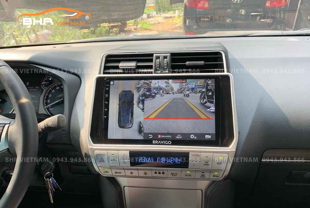 Hình ảnh quan sát từ camera sau trên màn hình DVD Bravigo Ultimate Toyota Land Cruiser Prado 2017 - nay