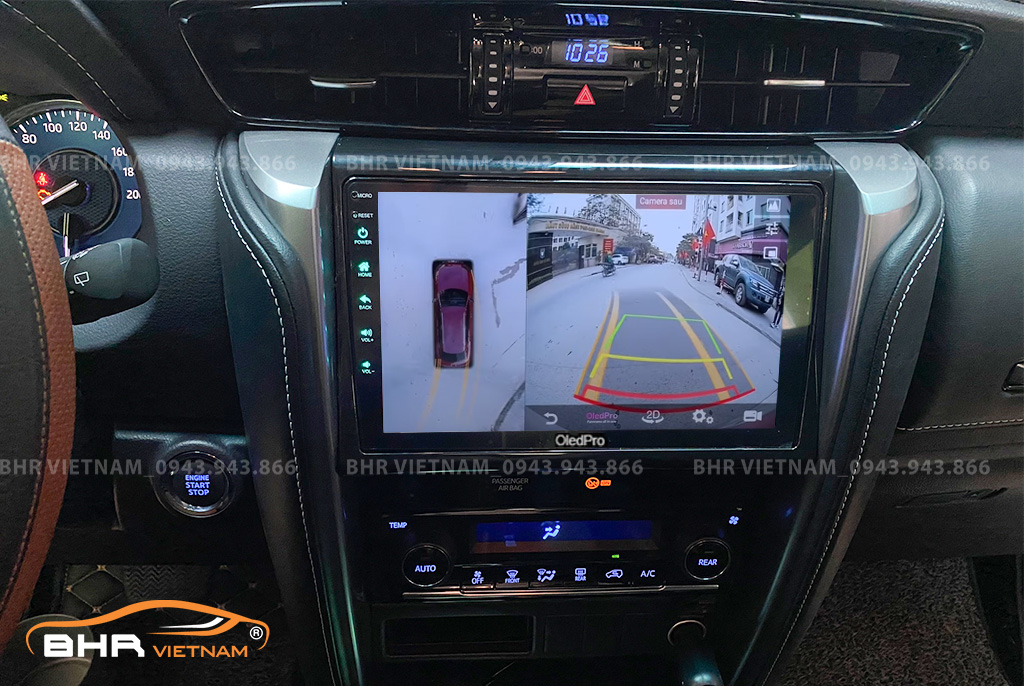 Hình ảnh quan sát từ camera sau trên màn hình DVD Oled Pro X5S Toyota Fortuner 2017 - nay